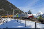 Lokomotion/Railpool 186 106 und eine BLS Cargo 485 ziehen am 7. März 2015 einen Containerzug bei Wassen auf der mittleren Ebene talwärts. Im Hintergrund ist rechts der führenden Lok gerade noch die berühmte Kirche von Wassen zu erkennen.