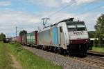 186 101 am 08.08.2014 mit einem Containerzug in der Kurve bei Kollmarsreute in Richtung Freiburg.