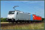 186 433-9 von Railpool rollt am 01.08.2015 mit 187 010 (TRAXX F160 AC3 LM) am Haken durch Jeßnitz. Die 187 ist mit einem Last-Mile-Diesel ausgestattet, der auch das Befahren nicht elektrifrizierter Strecken gestattet.