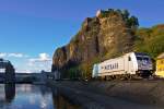 Version 1,nochmals gerichtet-Danke an Micha und Helmut.
E 186 187-1 fährt in Usti nad Labem mit einem halbleeren Containerzug am Fusse der Burg Strekov vorbei.Bild vom 9.9.2015