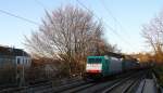 186 129-3 von Crossrail  kommt aus Richtung Aachen-West mit einem langen Containerzug aus  Bierset-Awans(B) nach Basel(CH) und fährt durch Aachen-Schanz in Richtung