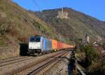 186 425 mit einem Containerzug am 16.02.2016 bei Wellmich.