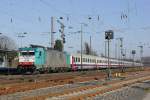 186 221 (2829) mit einem Sonderzug DPE13495 nach Kufstein, in D�sseldorf Rath, Februar 2016.