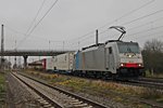 Durchfahrt am 29.11.2014 von Railpool/Lokomotion/BLS Cargo 186 251 mit einem Containerzug aus Holland nach Italien in Müllheim (Baden) in Richtung Schweizer Grenze.