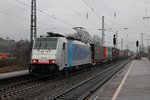 Durchfahrt am 17.01.2015 von Railpool/Lokomotion/BLS Cargo 186 102 mit einem weißen Schnauzbart und einem Containerzug nach Holland in Müllheim (Baden) gen Freiburg.