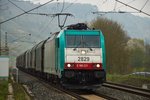 E 186 221 -2829- passiert mit einen Coilzug am 12.04.16 Gambach.