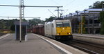 186 312-5 der Euro Cargo Rail  kommt durch Herzogenrath aus Richtung Neuss mit einem  Schrottzug aus Köln-Kalk(D) nach Genk-Goederen(B) und fährt in Richtung