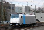 186 254-9 von Railpool kommt als Lokzug aus Köln nach Aachen-West  und fährt in Aachen-West ein. 
Aufgenommen vom Bahnsteig in Aachen-West.  
Bei Sonne und Wolken am Kalten Nachmittag vom 19.12.2016.