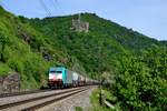 An Montagen verkehrt ein GC 47548 Ludwigshafen BASF Gbf nach Antwerpen-D.S.-BASF. Wie Anfangs- und Bestimmungsort schon vermuten lassen, handelt es sich beim Ladegut um Chemikalien. Am 11. Mai 2015 konnte die Leistung mit Zuglok E 186 216 bei Wellmich unterhalb der Burg Maus fotografiert werden.