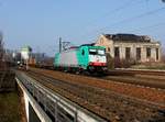 Die 186 244 mit einem Containerzug am 14.02.2015 unterwegs bei Pirna.