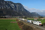 186 443-8 (Lokomotion -  Traumjob: Volle Kraft voraus ) mit einem Containerzug im Inntal bei Oberlangkampfen am 11.Oktober 2025.