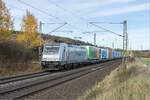 186 373-7 ist am 05.11.2025 mit einem Aufliegerzug bei Kerzell in Richtung Süden unterwegs. 