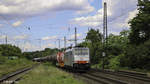 Die Werbelok 186-501  een job bij db cargo  zieht hier einen Güterzug bestehend aus Kesselwagen durch Bonn.