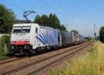 186 441 der Lokomotion bringt eine weiteren abgebügelten Traxx zusammen mit ihrem KLV am 10.07.2021 bei Flintsbach südwärts