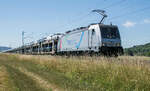 186 357-0 ist mit einem Autozug in Richtung Norden am 15.06.2022 bei Himmelstadt unterwegs.