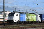 Lok 186 595-2 durchfährt am 07.11.2022 den badischen Bahnhof.