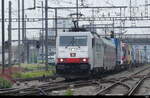DB / BLS (ex Crossrail) - Lok 91 80 6 186 904-9 unterwegs mit HUPAC Zug in Pratteln am 23.05.2023