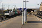 Metrans 186 182 durchfährt mit einem Containerzug am 31.