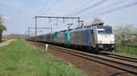 186 254 von B-Logistics und 186 123 von Railtraxx ziehen gemeinsam einen langen Kohlenzug Richtung Aachen-West.
