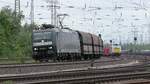 MRCE 185 552-7 ist mit einem Kohlezug aus dem Ruhrgebiet unterwegs ins Saarland.