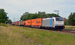 186 430, welche ohne Logo für Metrans Containerzüge fährt, führte am 21.06.17 einen solchen durch Jütrichau Richtung Roßlau.