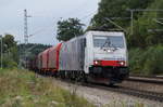 186 444 der Lokomotion mit Güterzug bei der Durchfahrt durch den Bahnhof Aßling (Strecke Rosenheim-München).