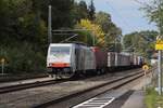 186 443 der Lokomotion mit Güterzug bei der Durchfahrt durch den Bahnhof Aßling nach Süden (Strecke München - Rosenheim).