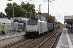 Am 10.04.2017 durchfährt 186 427 mit einem schon fast modellbahnhaften Containerzug den Bahnhof Frankenthal in Richtung Mainz.