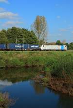 Bei Lummen/Belgien befördert E 186 182-2 von Railpool am 14.10.2017 einen Containerzug in Richtung Hasselt