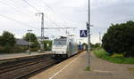 186 300-0 von Railpool kommt aus Richtung Mönchengladbach-Hbf mit einem Containerzug aus Rotterdam(NL) nach Mannheim(D)  und fährt durch den Rheydter-Hbf in Richtung Grevenbroich,Köln.
