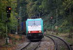 186 123 von Railtraxx kommt aus Richtung Köln,Aachen-Hbf und fährt durch Aachen-Schanz mit einem KLV-Containerzug aus Frankfurt-Höchstadt am Main(D) nach Genk-Goederen(B) und fährt