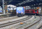 186 268-9 von Rhenus-Logistik  kommt aus Richtung Aachen-West,Aachen-Schanz und fährt durch den Aachener-Hbf in Richtung Köln mit einem GTS-Containerzug aus Zeebrugge-Ramskapelle(B) nach