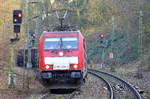 186 338-0 DB-Schenker kommt aus Richtung Köln,Aachen-Hbf und fährt durch Aachen-Schanz mit einem Schrottzug aus Köln-Kalk(D) nach Genk-Goederen(B)  und fährt in Richtung