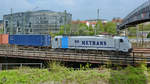 Die Lokomotive E 186 181-4 von Metrans mit einem Containerzug im April 2014 in Dresden.