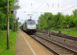 186 294-5 von Railpool kommt aus Richtung Aachen-West mit einem schweren Kalkzug aus Hermalle-Huy(B) nach Oberhausen-West(D) und fährt durch Kohlscheid in Richtung