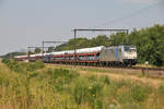 186 183-0 von Lineas/Railpool zieht einen langen Autozug mit verhüllten Audis durch Lummen Richtung Hasselt und Aachen-West.
