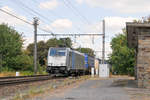 186 299-4 von Lineas/Railpool zieht ihren Güterzug durch Bassenge Richtung Tongeren.