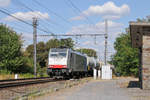 186 454-5 von Lineas/Railpool kommt mit einem Kesselwagenzug durch Bassenge Richtung Tongeren.