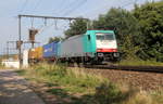 186 123 von Railtraxx kommt mit einem Containerzug aus Zeebrugge-Ramskapelle(B) nach Oradea(RO)  und kommt aus Richtung Hasselt(B) und fährt durch s'Herenelderen(B) in Richtung