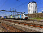 RailPool + BLS - Loks 186 105-3 und  486 504-4 mit Güterzug unterwegs in Prattelen am 15.09.2018