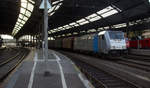 186 455-2 von Lineas/Railpool kommt aus Richtung Aachen-West,Aachen-Schanz mit einem gemischten Güterzug aus Antwerpen-Noord(B) nach Köln-Gremberg(D) und fährt durch Aachen-Hbf in