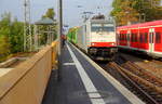 186 451-1 von Lineas/Railpool  kommt die Kohlscheider-Rampe hoch aus Richtung Mönchengladbach,Herzogenrath mit einem schweren Holzzug aus Duisburg-Wedau(D) nach Kinkempois(B) und fährt durch