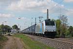 Mit einem  SAMSKIP -Containerzug fuhr am Morgen des 13.04.2017 die Rpool/CTD 186 459-4 durch den Bahnhof von Heitersheim in Richtung Freiburg (Breisgau).