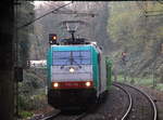 186 206 von Railtraxx kommt aus Richtung Köln,Aachen-Hbf und fährt durch Aachen-Schanz mit einem Jaguar-Autozug aus Graz-Vbf(A) nach Zeebrugge(B) und fährt in Richtung Aachen-West.