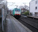 186 215 von Railtraxx kommt aus Richtung Aachen-West mit einem einem Autozug aus Belgien nach Sankt-Valentin(A) und fährt durch Aachen-Schanz in Richtung