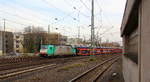 186 215 von Railtraxx kommt aus Richtung Köln,Aachen-Hbf,Aachen-Schanz mit einem Jaguar-Autozug aus Graz-Vbf(A) nach Zeebrugge(B) und fährt in Aachen-West ein.