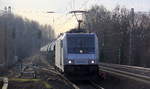 186 384-4 von Akiem/Lineas kommt aus Richtung Aachen-West mit einem schweren Kalkzug aus Hermalle-Huy(B) nach Oberhausen-West(D) und fährt durch Kohlscheid in Richtung