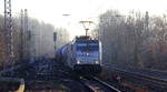 186 182-2 von Lineas/Railpool kommt durch Kohlscheid aus Richtung Aachen-West mit einem langen Kesselzug aus Antwerpen-Kanaaldok(B) nach Millingen-Solvay(D) Laurensberg,Richterich und fährt durch