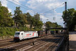 186 902-3 wird gleich den Bahnhof Offenburg erreichen.