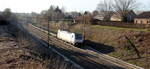 186 387-7 von Akiem/Lineas kommt mit einem gemischten Güterzug aus Kinkempois(B) nach Aachen-West(D) und kommt aus Richtung Vise(B) und fährt durch Berneau(B) in Richtung